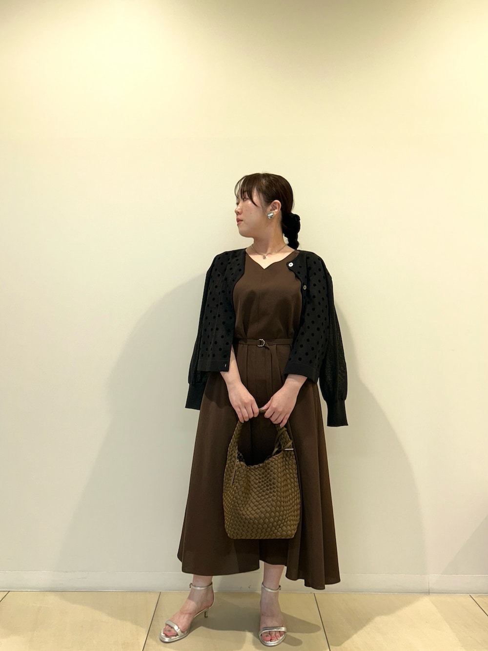 ブラック系のカーディガン/ボレロ、ブラウン系のワンピース、ブラウン系のショルダーバッグを着用したレディースの秋コーディネートの6枚目の写真