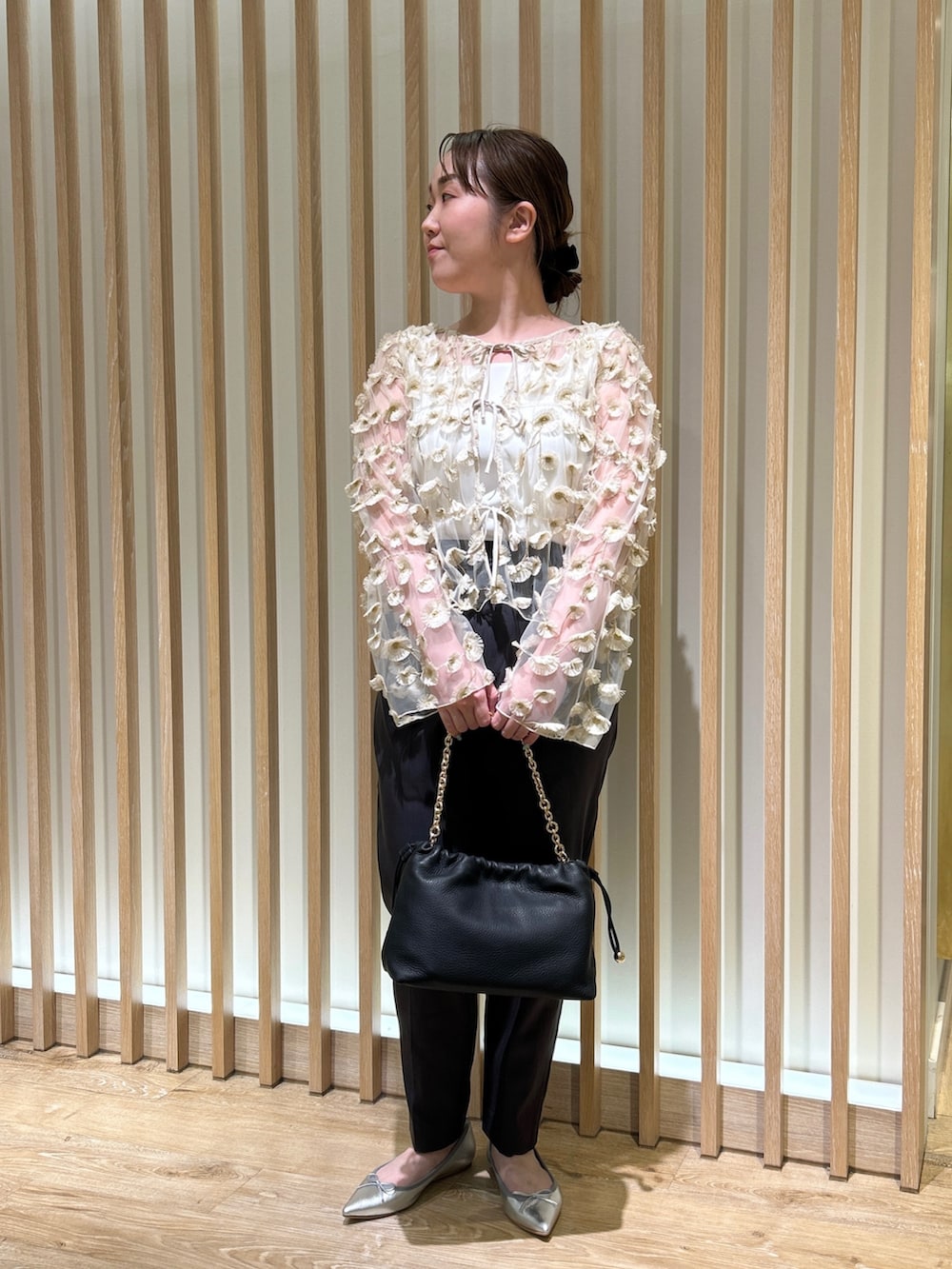 ホワイト系のシャツ/ブラウス、グレー系のその他パンツ、ホワイト系のタンクトップを着用したレディースの秋コーディネートの5枚目の写真