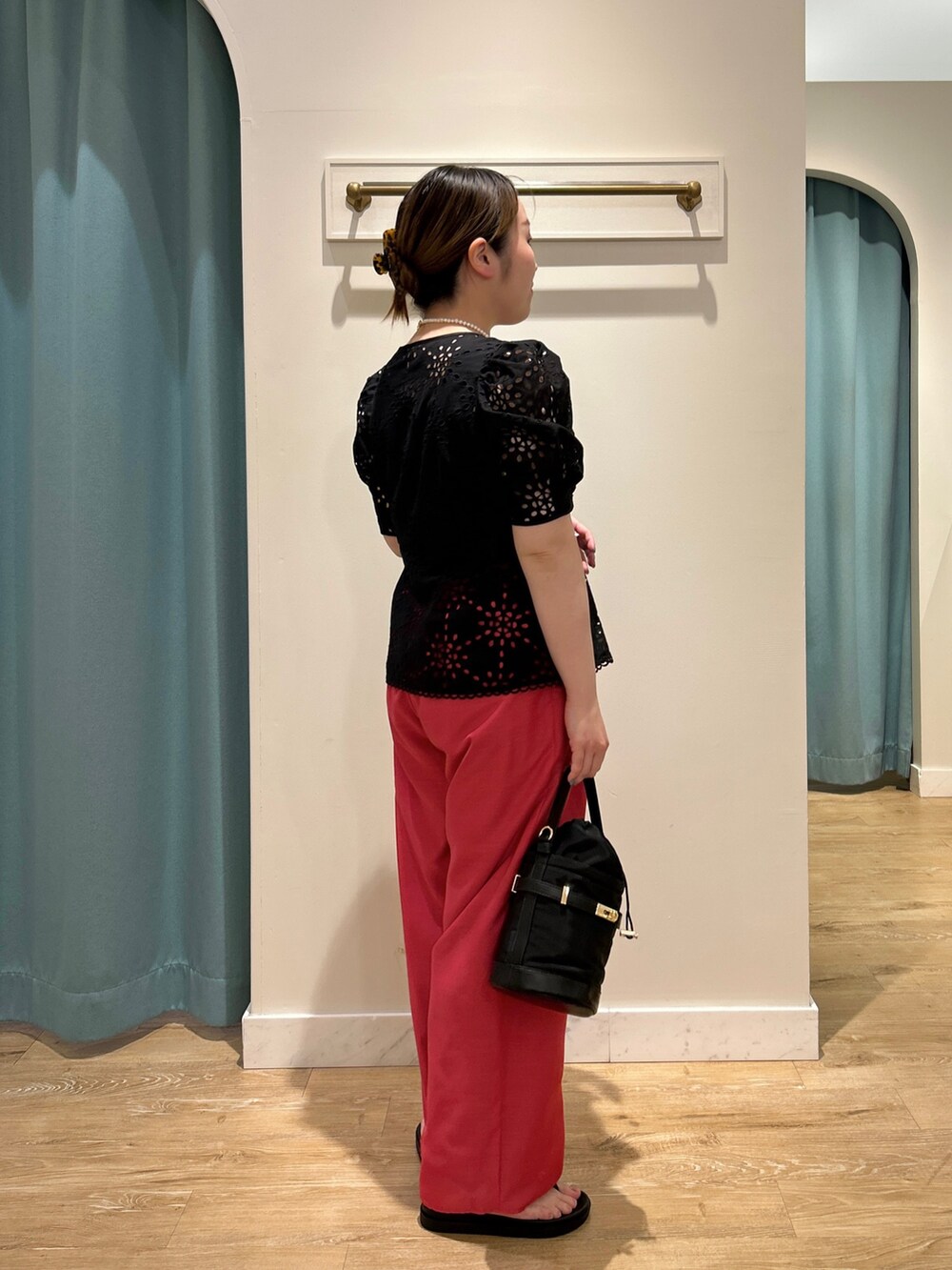 ブラック系のシャツ/ブラウス、ブラック系のタンクトップ、ピンク系のその他パンツを着用したレディースの夏コーディネートの3枚目の写真