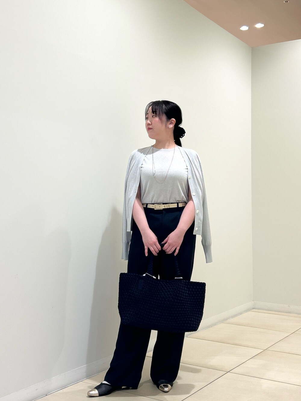 シルバー系のカーディガン/ボレロ、シルバー系のニット/セーター、ブルー系のその他パンツを着用したレディースの夏コーディネートの8枚目の写真