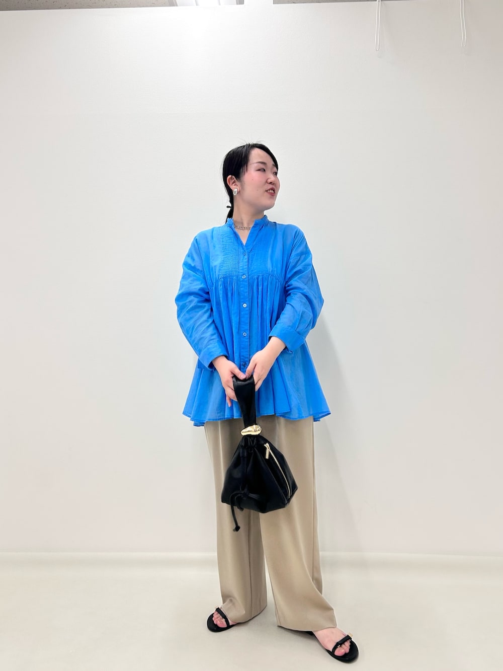 ブルー系のシャツ/ブラウス、ベージュ系のその他パンツ、ブラック系のショルダーバッグを着用したレディースの秋コーディネートの8枚目の写真
