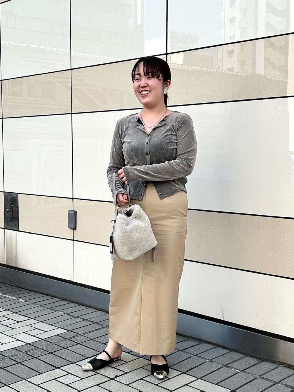 グレー系のカーディガン/ボレロ、ベージュ系のスカート、ベージュ系のショルダーバッグを着用したレディースの秋コーディネートの5枚目の写真