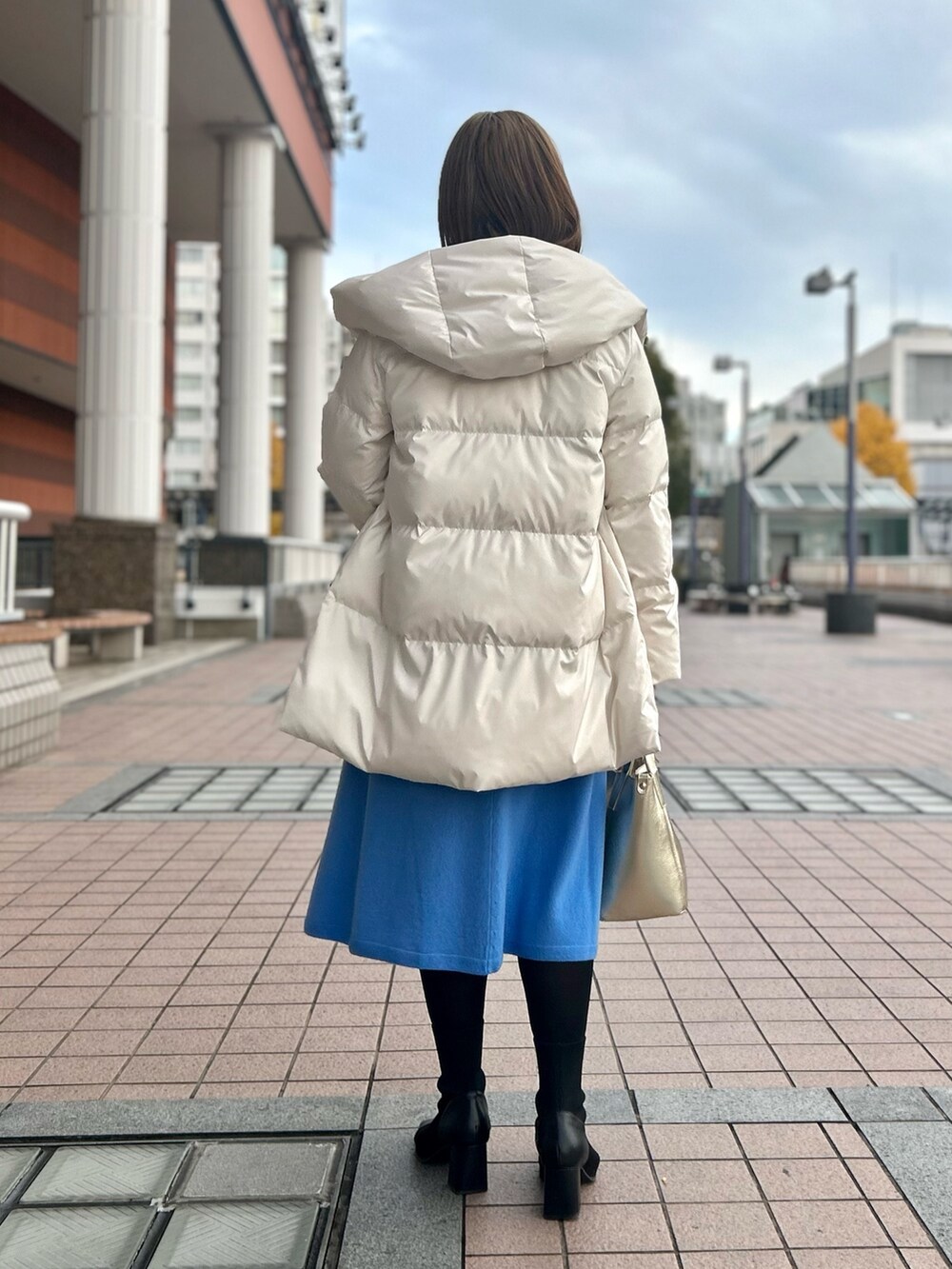 「新星WEARISTAにエントリー、ワンピース、冬アウター、ダウン、ニット、ニットワンピース、カラーニット、トートバッグ、オトナ女子、お出かけコーデ、ママコーデ、きれいめカジュアル、休日スタイル、骨格ストレート、ぽっちゃり」｜「NOLLEY’Sの撥水ダウンショール風フードコート（ダウンジャケット/コート、ホワイト系）」を使った、Hori.Aさん（レディース・158cm）の冬コーディネートの4枚目の写真