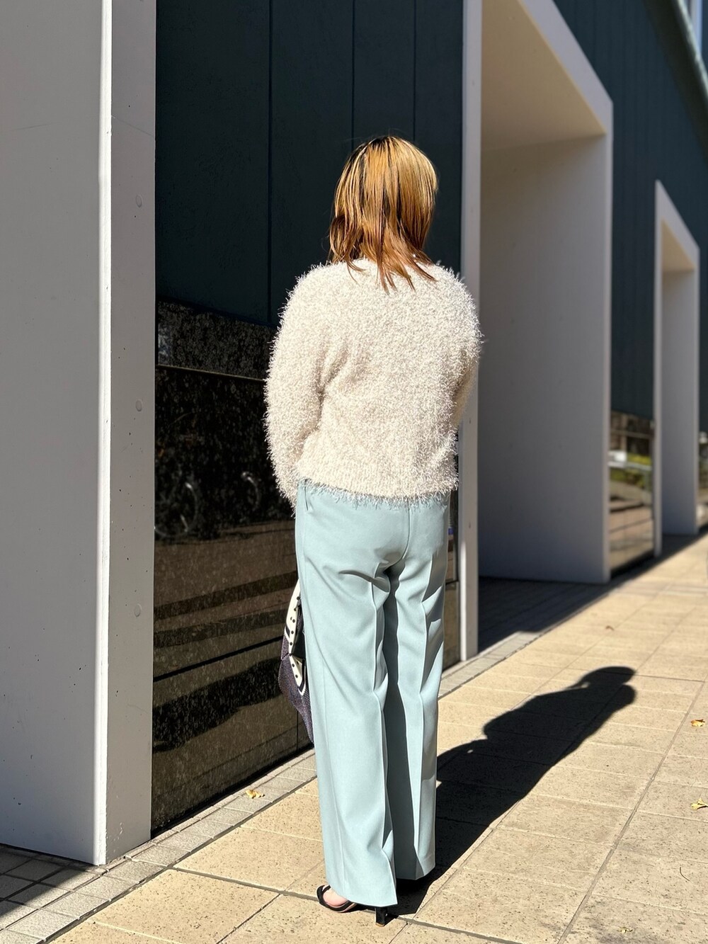 「レイヤードスタイル、ニット、カーディガン、ワイドパンツ、カットソー、シアートップス、カラーパンツ、ラメ、春、春コーデ、オトナカジュアル、ママコーデ、オトナ女子、骨格ストレート、ぽっちゃり」｜「NOLLEY’Sの《手洗い可能》ラメファンシーVネックカーディガン（カーディガン/ボレロ、ホワイト系）」を使った、Hori.Aさん（レディース・158cm）の冬コーディネートの3枚目の写真