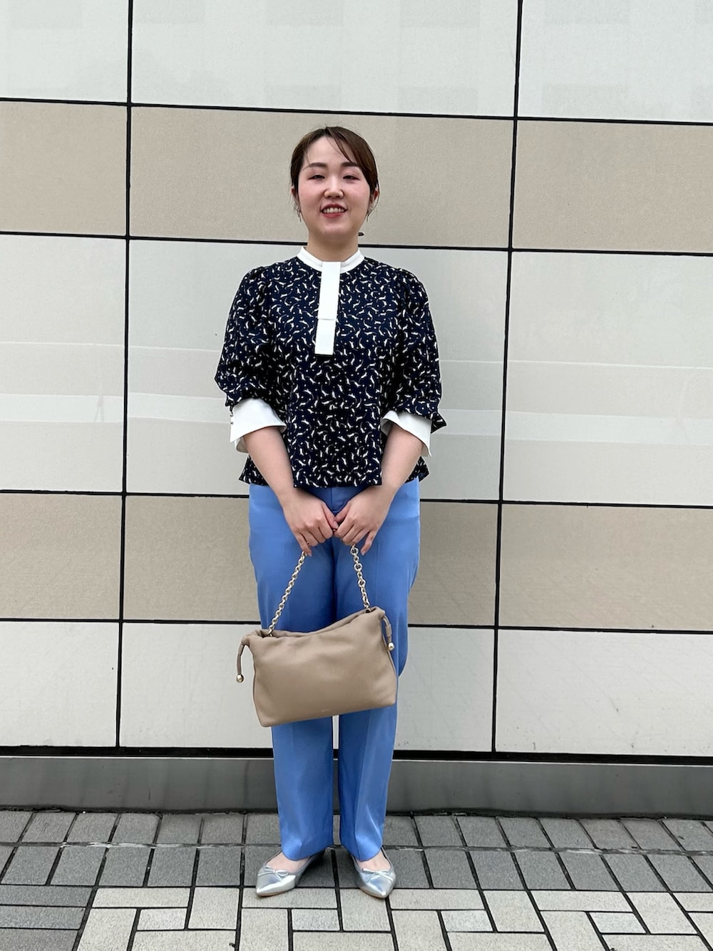 ブルー系のシャツ/ブラウス、ブルー系のその他パンツ、ベージュ系のショルダーバッグを着用したレディースの秋コーディネートの6枚目の写真