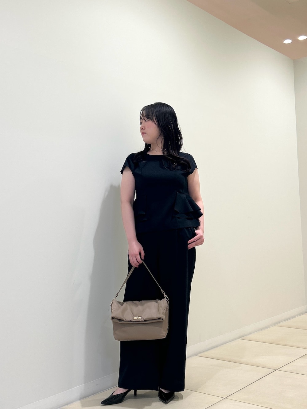 ブルー系のシャツ/ブラウス、ブルー系のその他パンツ、ベージュ系のショルダーバッグを着用したレディースの夏コーディネートの10枚目の写真
