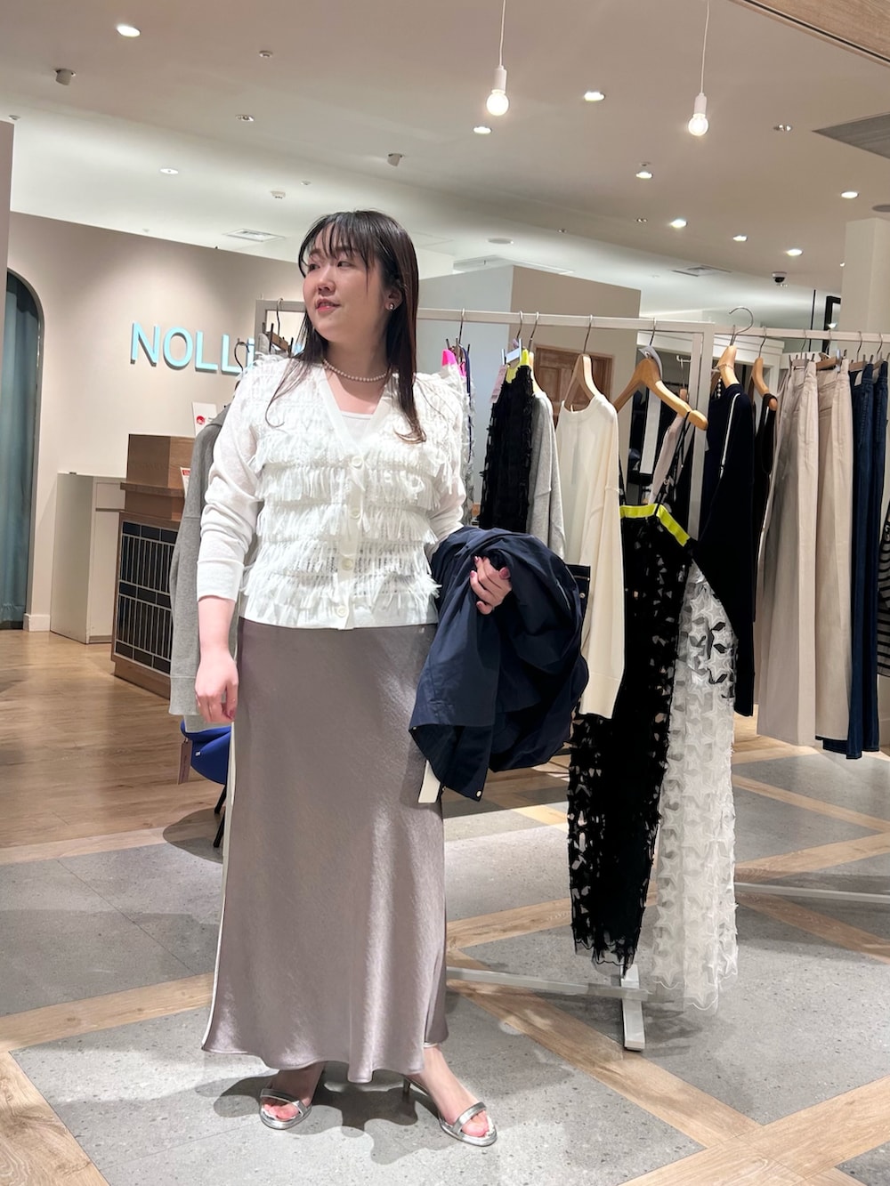 ホワイト系のカーディガン/ボレロ、ホワイト系のタンクトップ、ブルー系のブルゾンを着用したレディースの春コーディネートの8枚目の写真