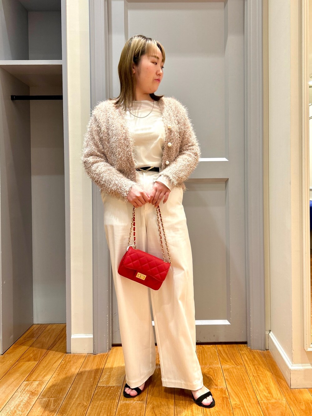 ピンク系のカーディガン/ボレロ、ホワイト系のチノパンツ、ベージュ系のTシャツ/カットソーを着用したレディースの春コーディネートの8枚目の写真