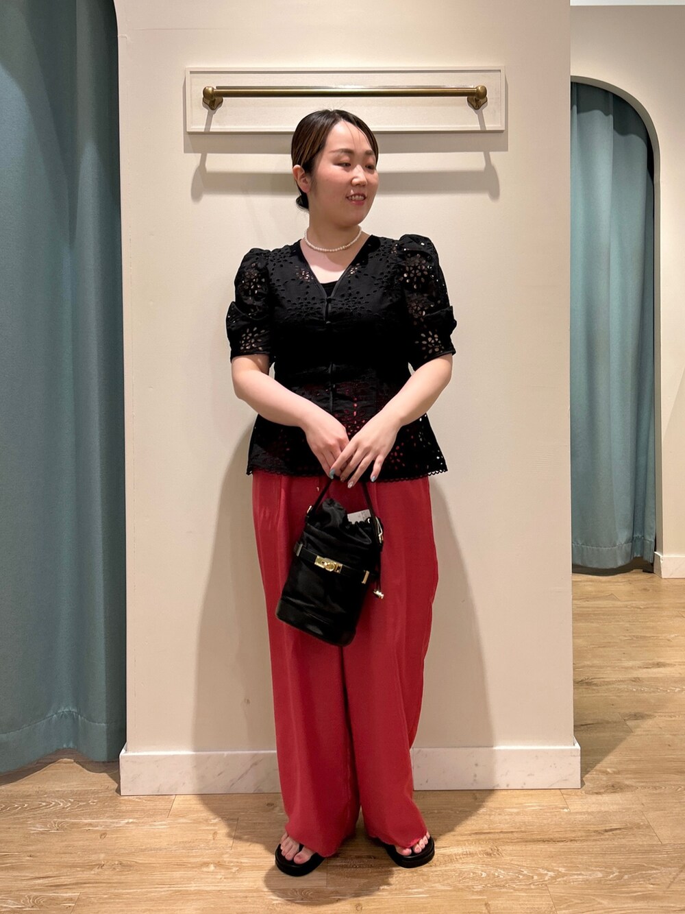 ブラック系のシャツ/ブラウス、ブラック系のタンクトップ、ピンク系のその他パンツを着用したレディースの夏コーディネートの8枚目の写真