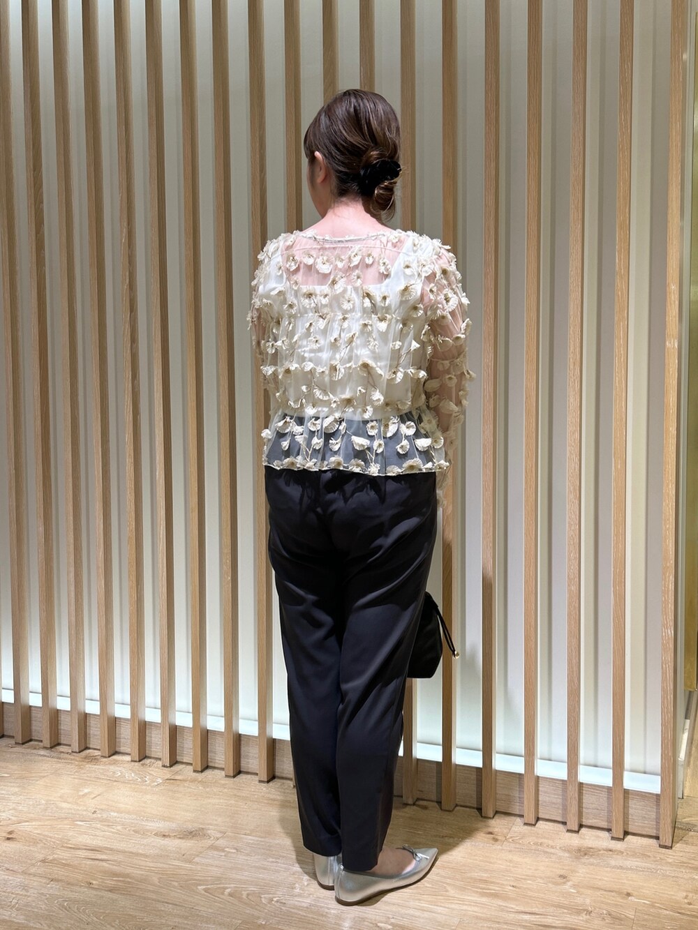 ホワイト系のシャツ/ブラウス、グレー系のその他パンツ、ホワイト系のタンクトップを着用したレディースの秋コーディネートの3枚目の写真