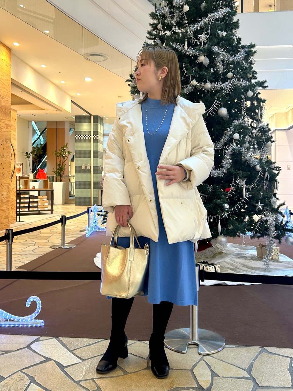 「新星WEARISTAにエントリー、ワンピース、冬アウター、ダウン、ニット、ニットワンピース、カラーニット、トートバッグ、オトナ女子、お出かけコーデ、ママコーデ、きれいめカジュアル、休日スタイル、骨格ストレート、ぽっちゃり」｜「NOLLEY’Sの撥水ダウンショール風フードコート（ダウンジャケット/コート、ホワイト系）」を使った、Hori.Aさん（レディース・158cm）の冬コーディネートの10枚目の写真