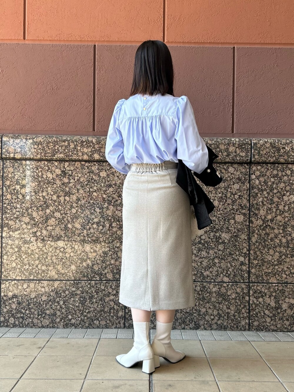 ブルー系のシャツ/ブラウス、ベージュ系のスカート、ブラック系のブルゾンを着用したレディースの秋コーディネートの6枚目の写真