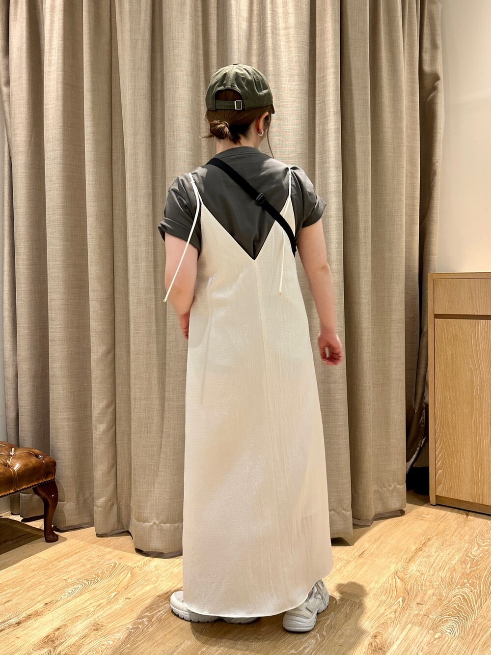 グレー系のTシャツ/カットソー、ホワイト系のワンピース、ベージュ系のショルダーバッグを着用したレディースの春コーディネートの4枚目の写真