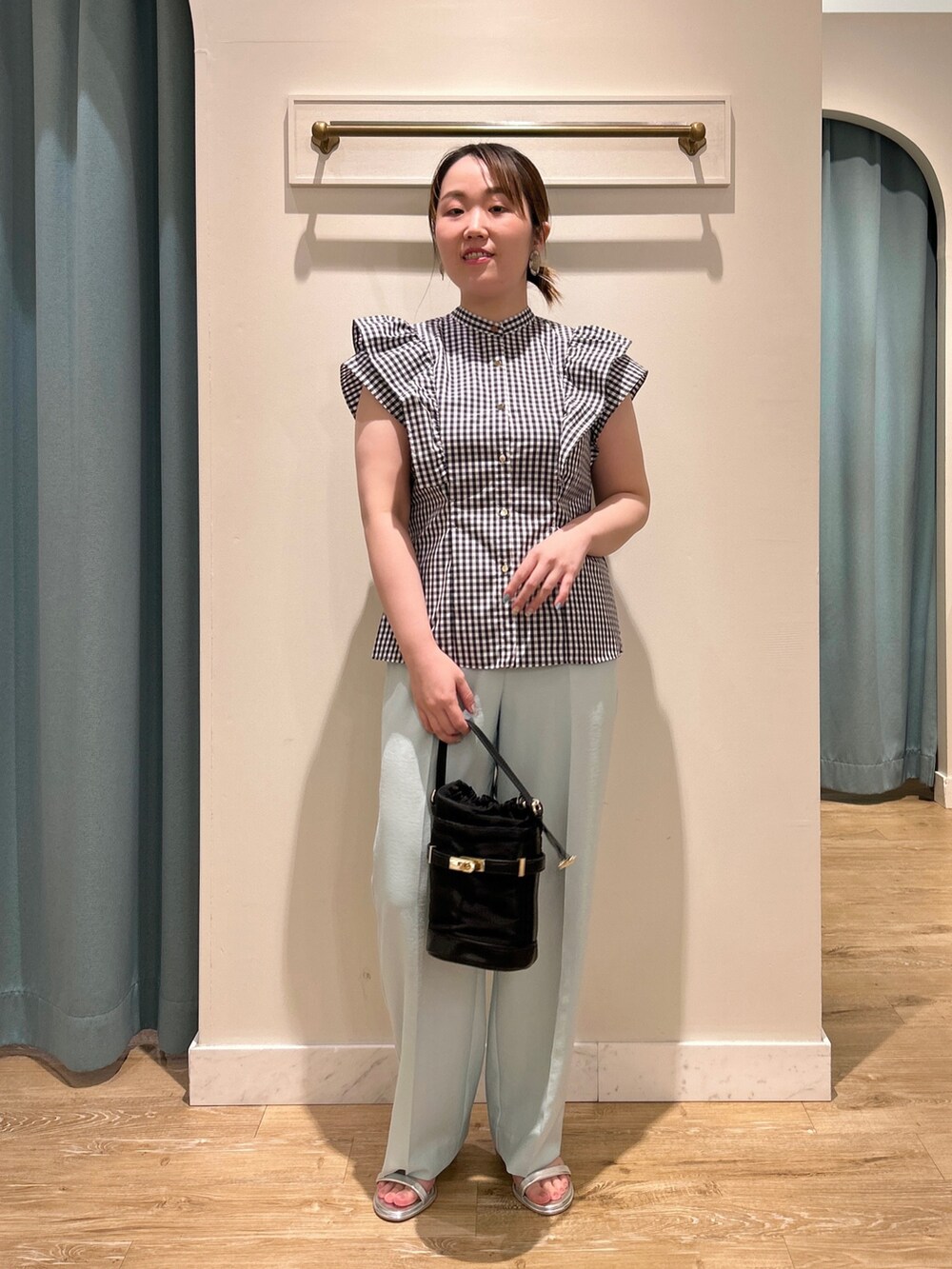 ブルー系のシャツ/ブラウス、グリーン系のその他パンツ、ブラック系のショルダーバッグを着用したレディースの夏コーディネートの10枚目の写真