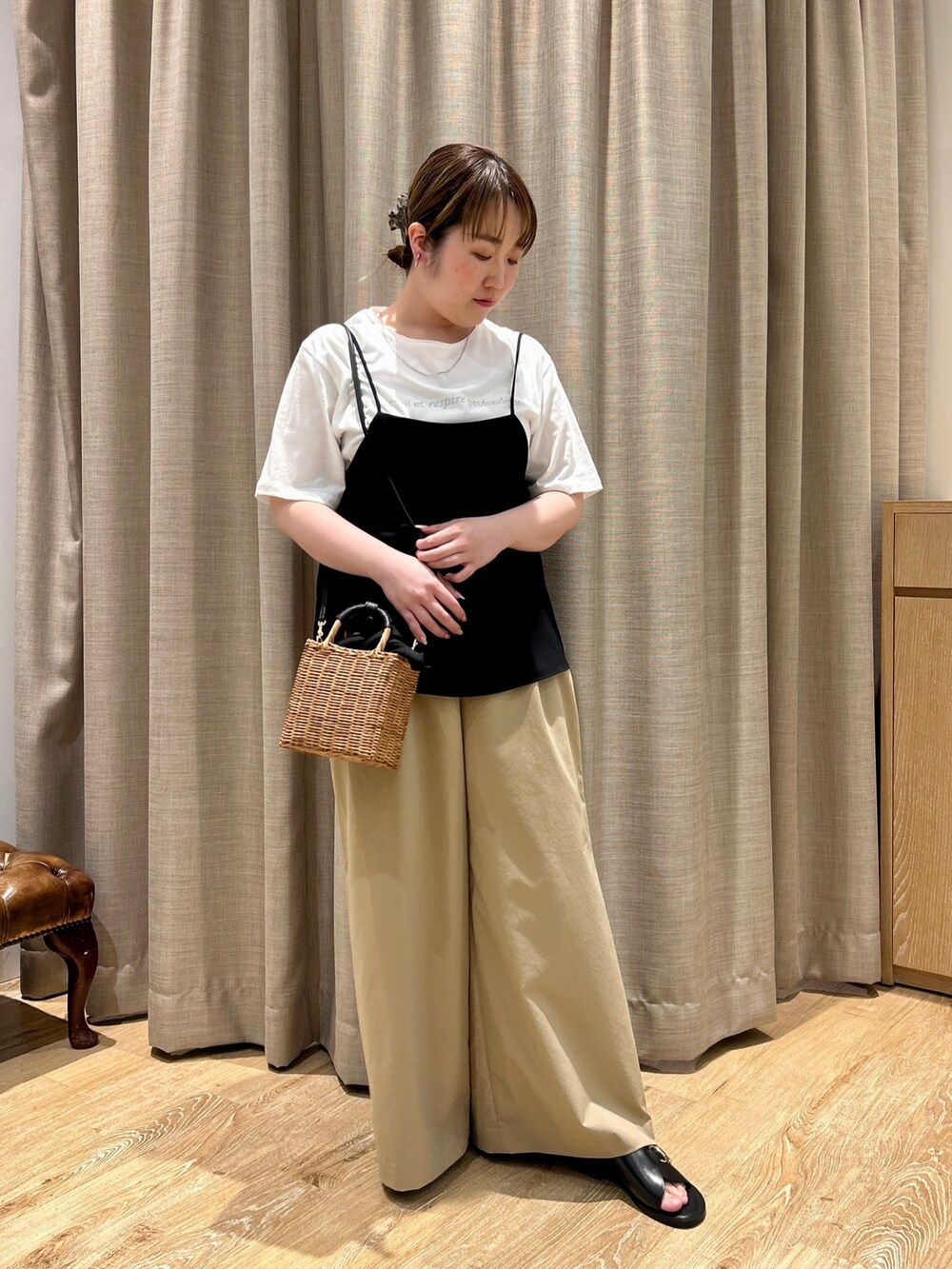 ホワイト系のTシャツ/カットソー、ブラック系のキャミソール、ベージュ系のその他パンツを着用したレディースの春コーディネートの8枚目の写真