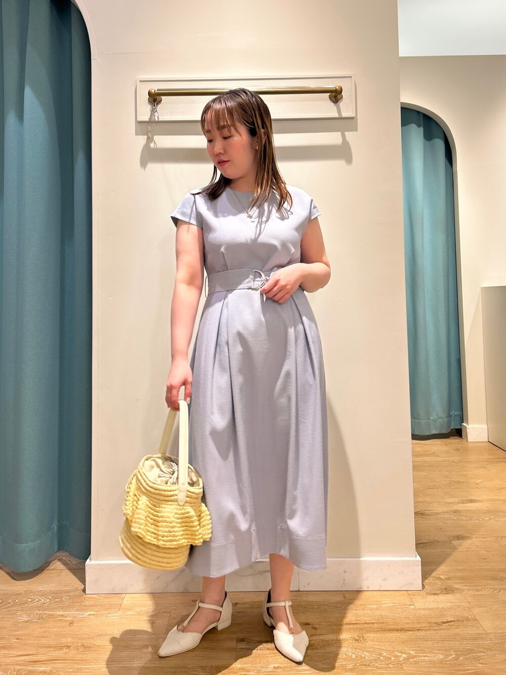 ブルー系のワンピース、ベージュ系のかごバッグ、シルバー系のネックレスを着用したレディースの夏コーディネートの7枚目の写真