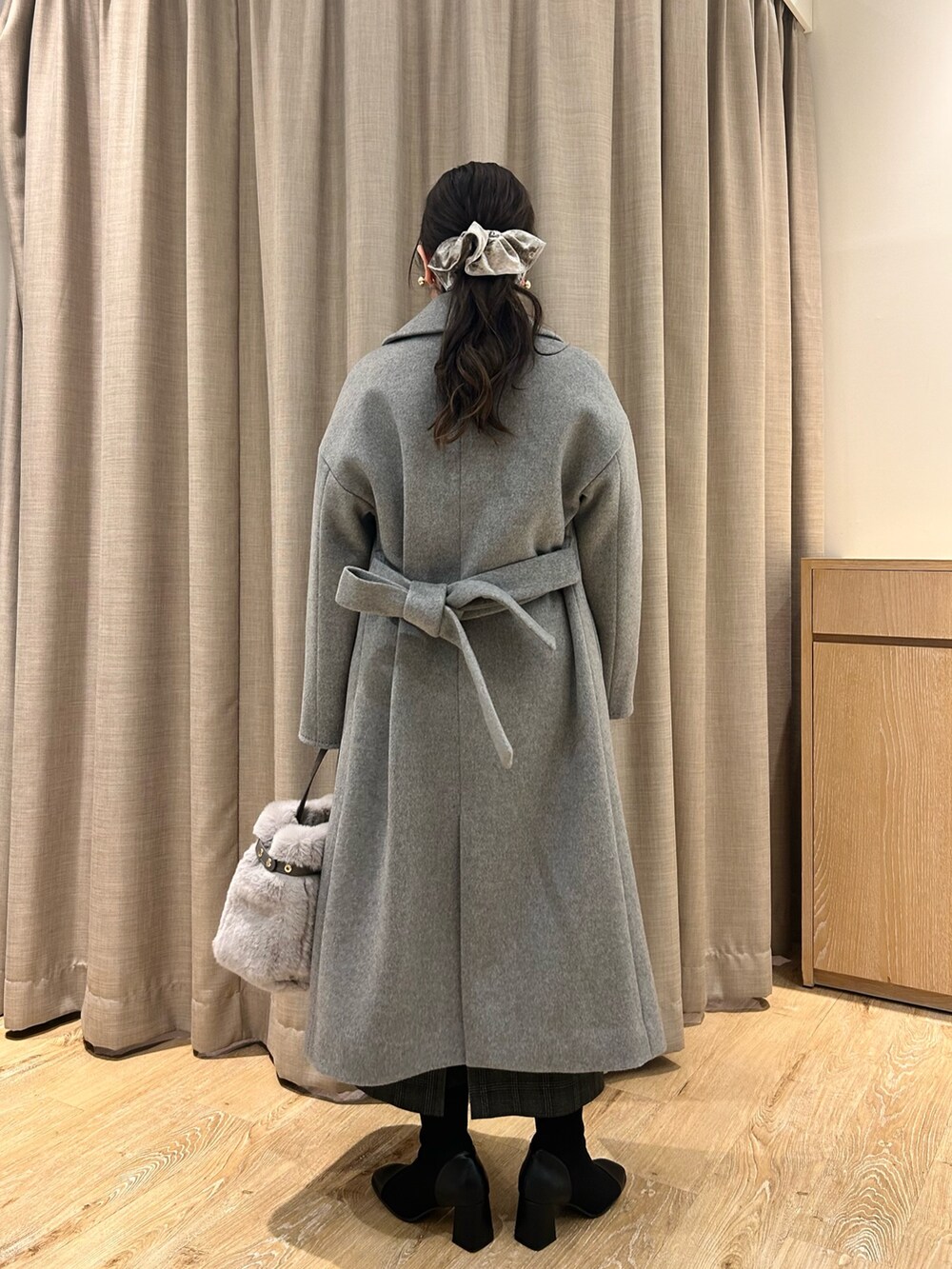 グレー系のその他アウター、ピンク系のニット/セーター、ブラック系のスカートを着用したレディースの冬コーディネートの3枚目の写真