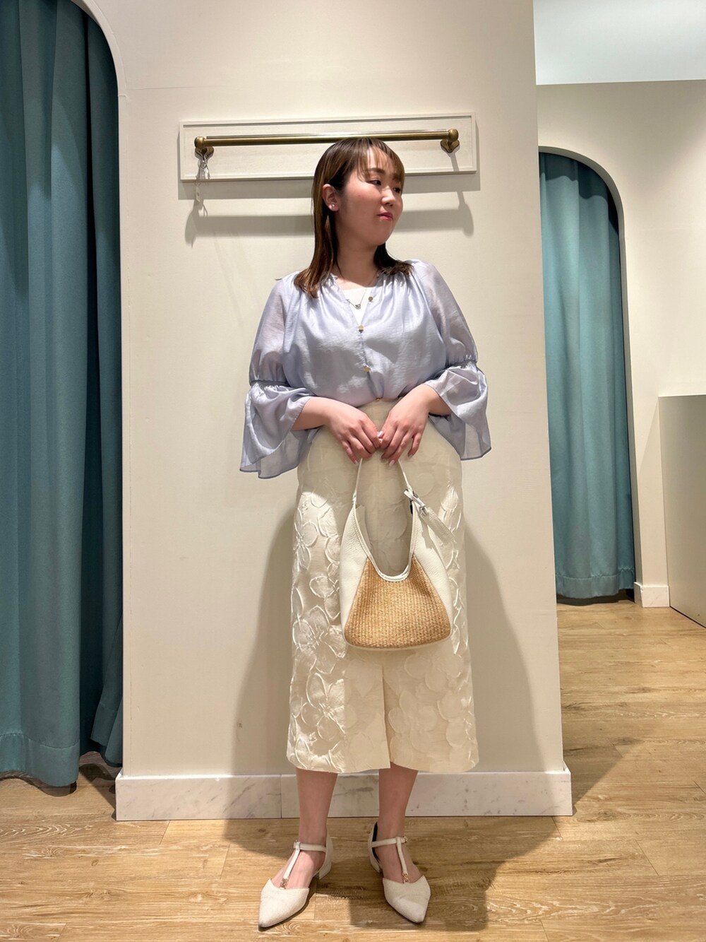 ブルー系のシャツ/ブラウス、ホワイト系のタンクトップ、ブラウン系のスカートを着用したレディースの夏コーディネートの2枚目の写真