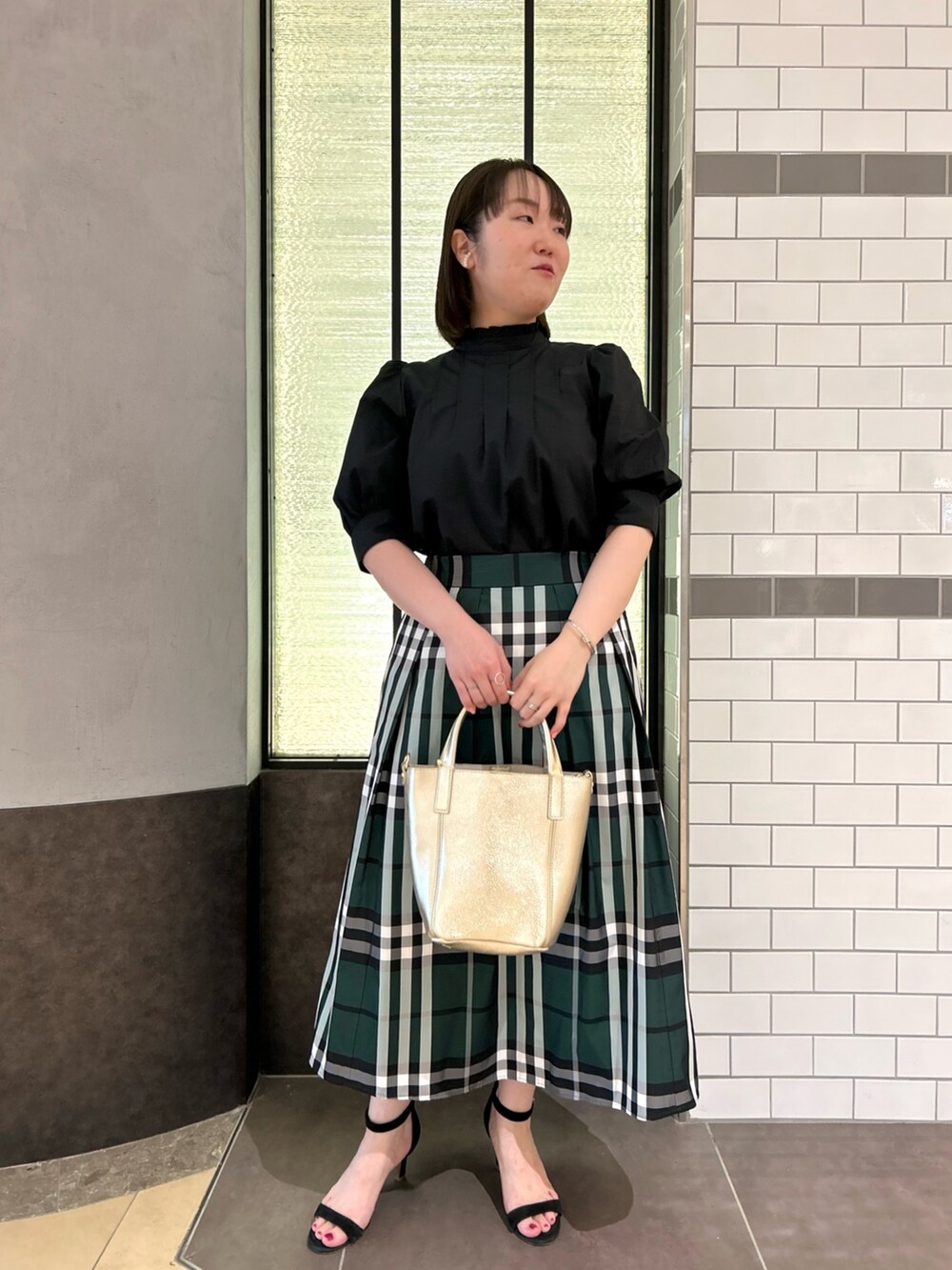 ブラック系のシャツ/ブラウス、グリーン系のスカート、ホワイト系のトートバッグを着用したレディースの夏コーディネートの8枚目の写真