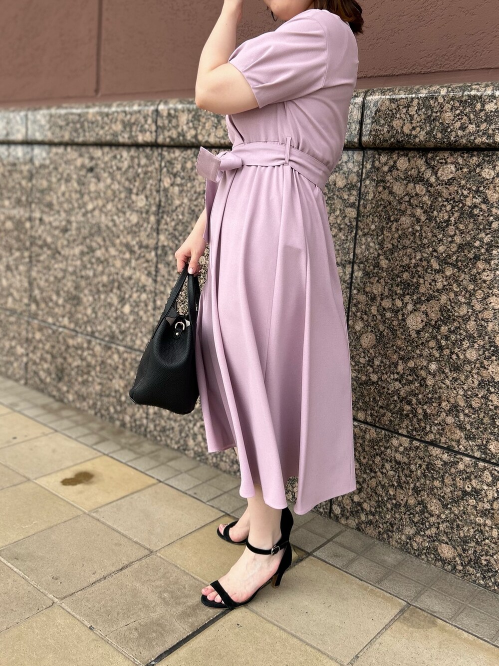 ピンク系のワンピース、ブラック系のトートバッグ、ホワイト系のネックレスを着用したレディースの夏コーディネートの4枚目の写真