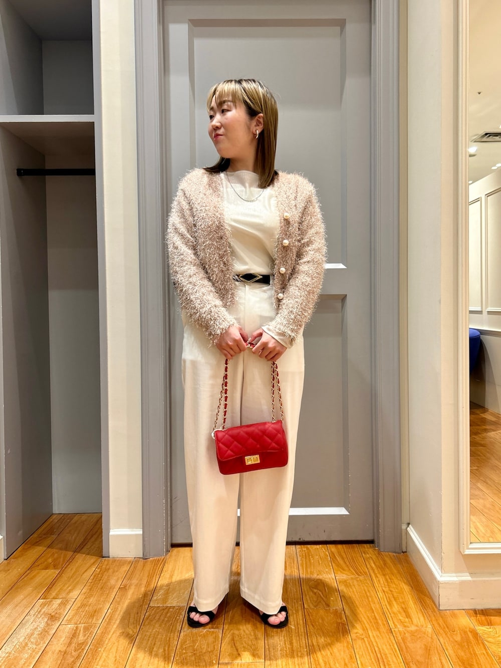 ピンク系のカーディガン/ボレロ、ホワイト系のチノパンツ、ベージュ系のTシャツ/カットソーを着用したレディースの春コーディネートの6枚目の写真