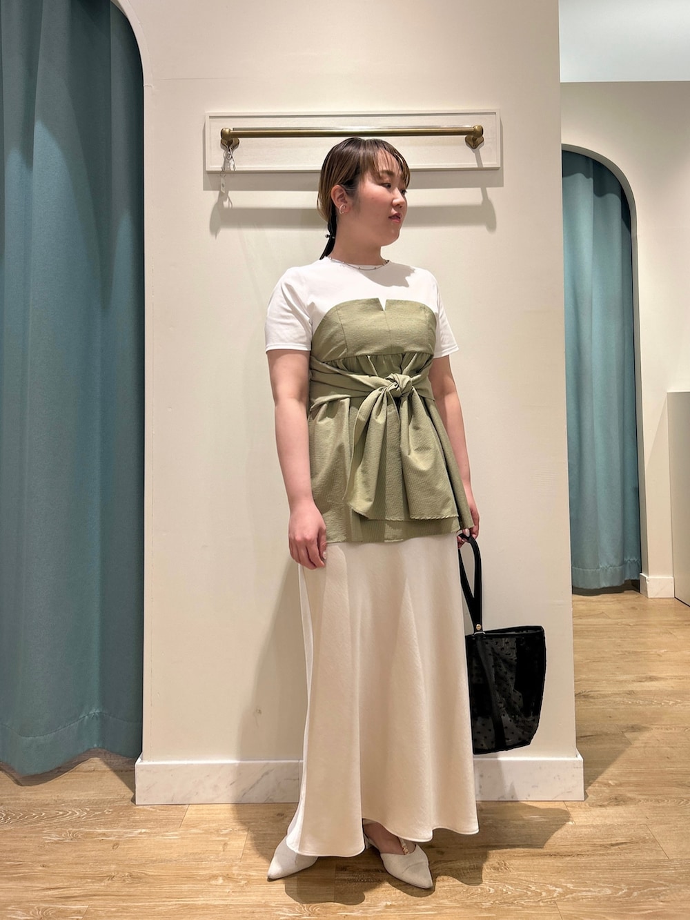グリーン系のTシャツ/カットソー、ホワイト系のスカート、ブラック系のトートバッグを着用したレディースの夏コーディネートの8枚目の写真