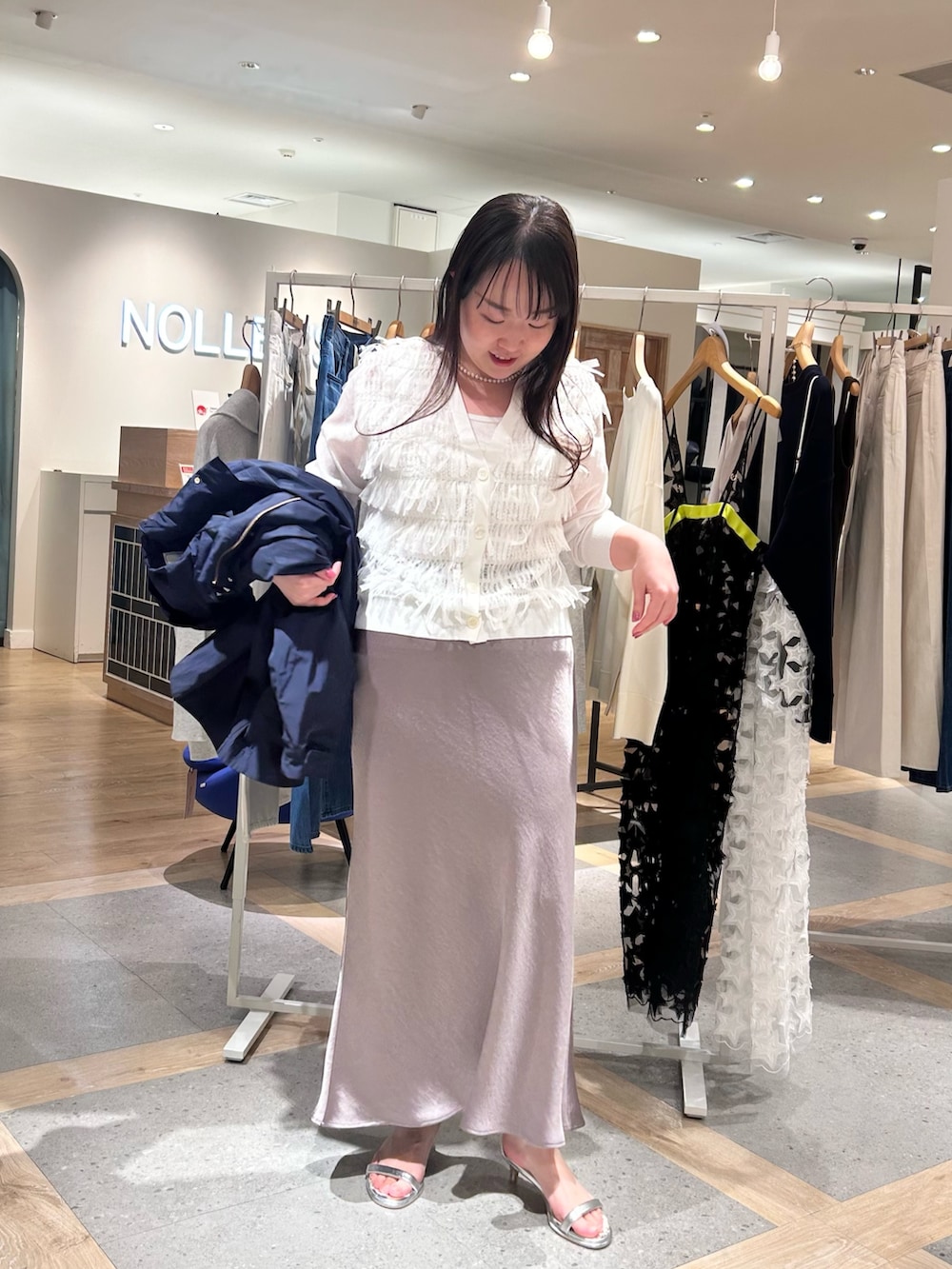 ホワイト系のカーディガン/ボレロ、ホワイト系のタンクトップ、ブルー系のブルゾンを着用したレディースの春コーディネートの5枚目の写真