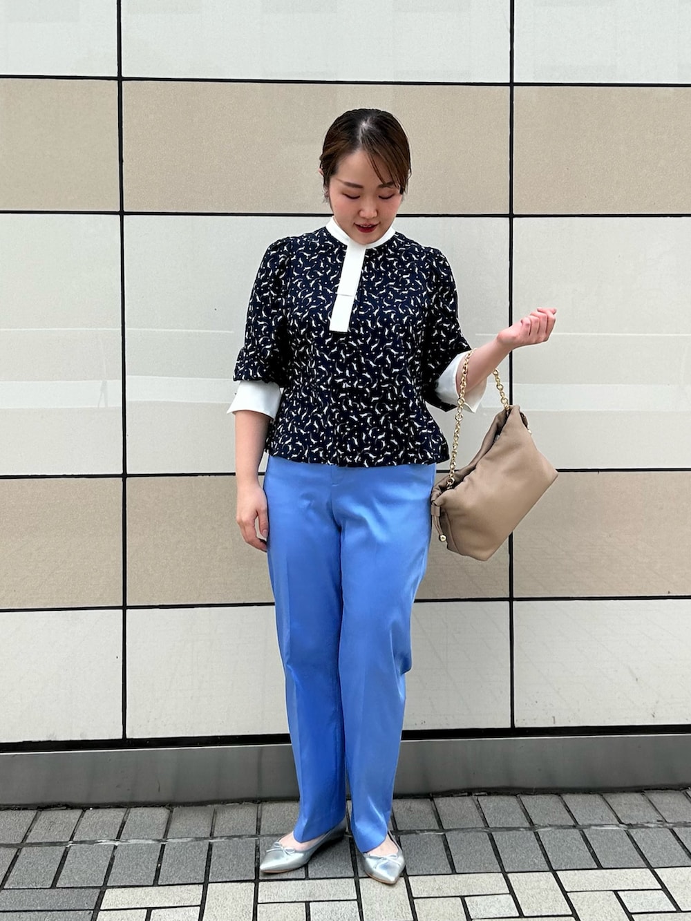 ブルー系のシャツ/ブラウス、ブルー系のその他パンツ、ベージュ系のショルダーバッグを着用したレディースの秋コーディネートの4枚目の写真