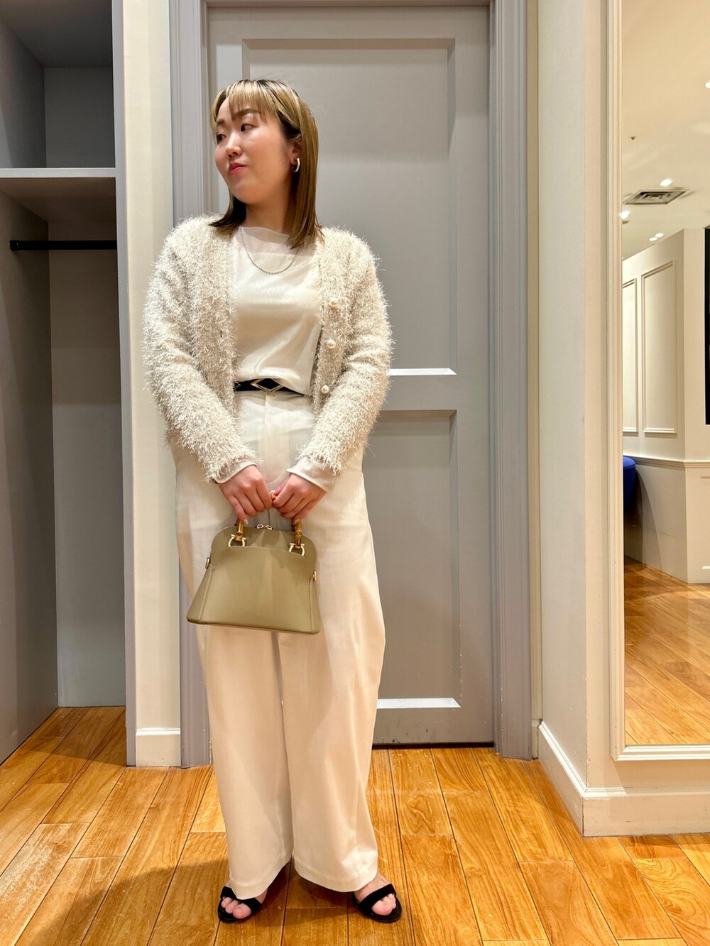 ホワイト系のカーディガン/ボレロ、ベージュ系のTシャツ/カットソー、ホワイト系のタンクトップを着用したレディースの春コーディネートの8枚目の写真