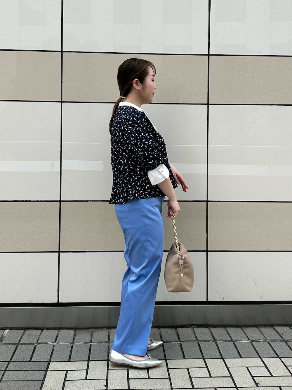 ブルー系のシャツ/ブラウス、ブルー系のその他パンツ、ベージュ系のショルダーバッグを着用したレディースの秋コーディネートの3枚目の写真