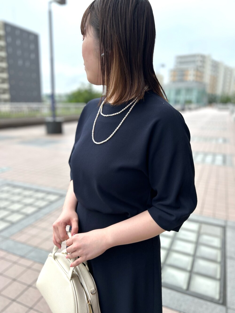 ブルー系のTシャツ/カットソー、ブルー系のスカート、ホワイト系のボストンバッグを着用したレディースの春コーディネートの8枚目の写真