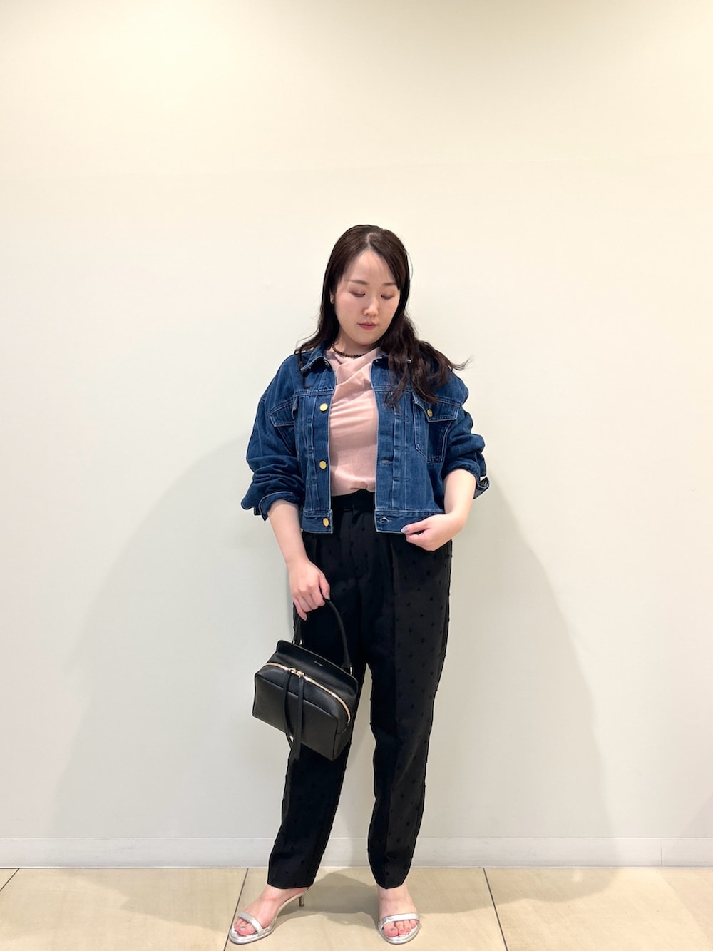 ブルー系のデニムジャケット、ピンク系のTシャツ/カットソー、ブラック系のその他パンツを着用したレディースの夏コーディネートの5枚目の写真