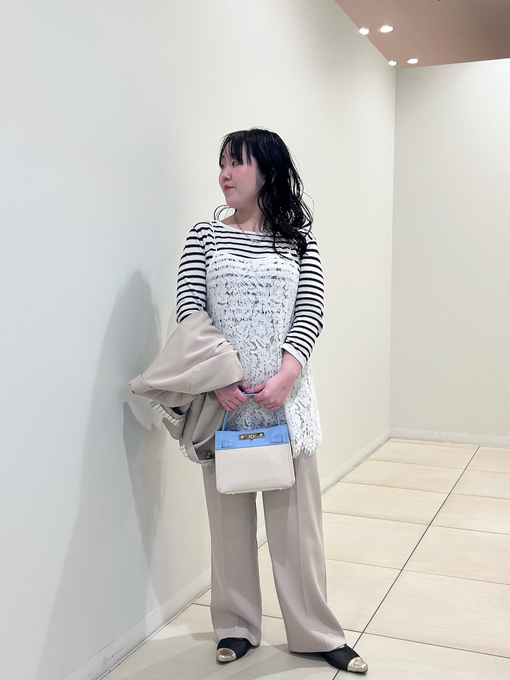 ホワイト系のキャミソール、ホワイト系のニット/セーター、ベージュ系のテーラードジャケットを着用したレディースの春コーディネートの7枚目の写真