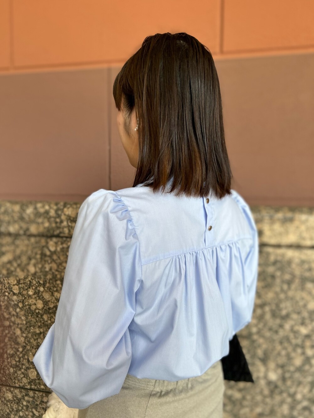 ブルー系のシャツ/ブラウス、ベージュ系のスカート、ブラック系のブルゾンを着用したレディースの秋コーディネートの9枚目の写真