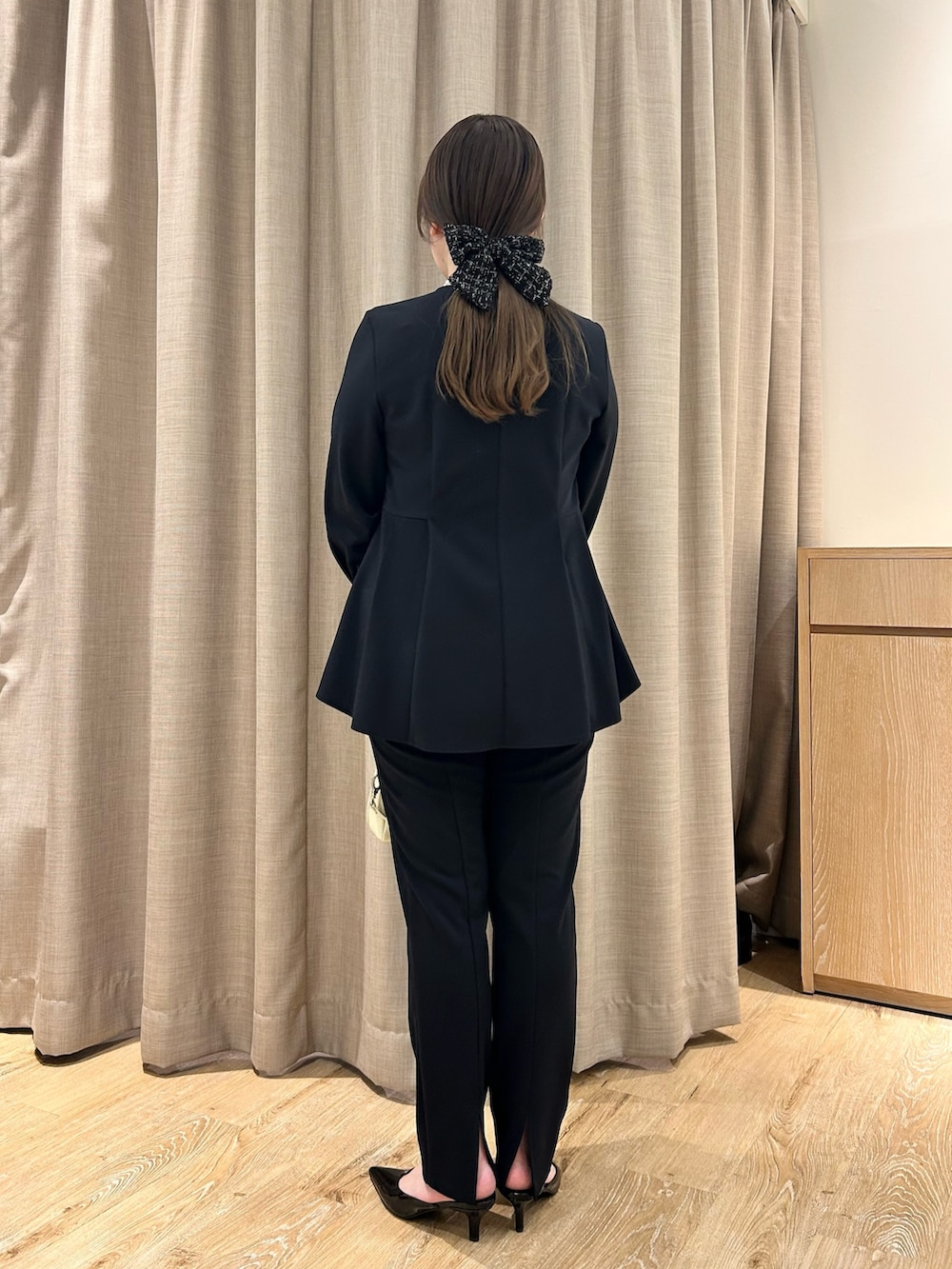 ブルー系のシャツ/ブラウス、ブルー系のその他パンツ、ホワイト系のボストンバッグを着用したレディースの春コーディネートの3枚目の写真