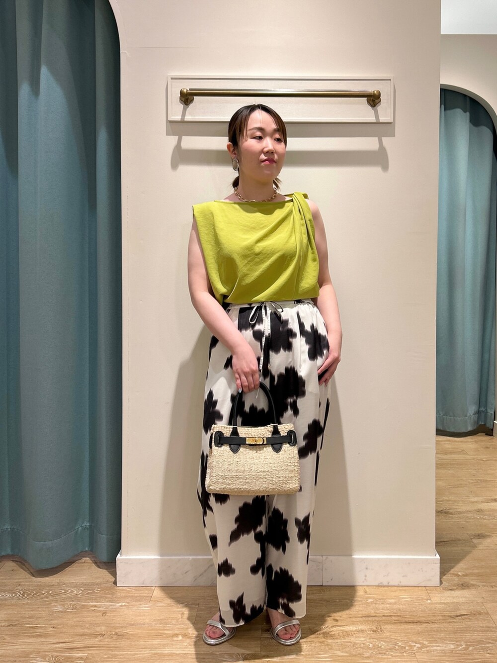 イエロー系のシャツ/ブラウス、ホワイト系のその他パンツ、ブラック系のかごバッグを着用したレディースの夏コーディネートの2枚目の写真