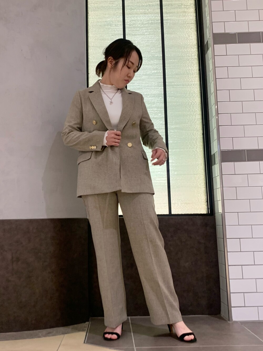 ベージュ系のベスト、ベージュ系のその他パンツ、ホワイト系のTシャツ/カットソーを着用したレディースの冬コーディネートの10枚目の写真
