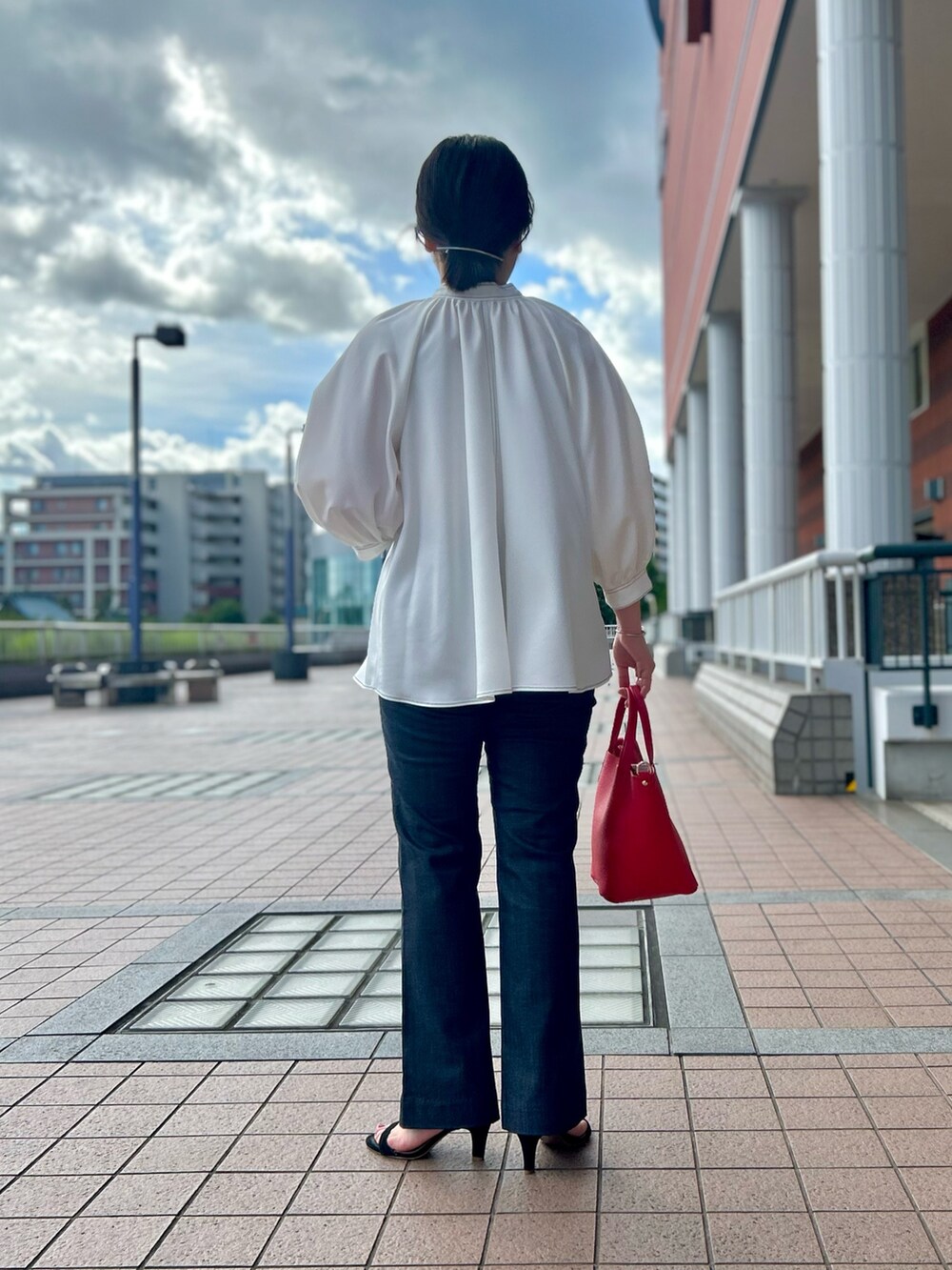 ホワイト系のシャツ/ブラウス、レッド系のトートバッグ、ブラック系のその他パンツを着用したレディースの夏コーディネートの4枚目の写真