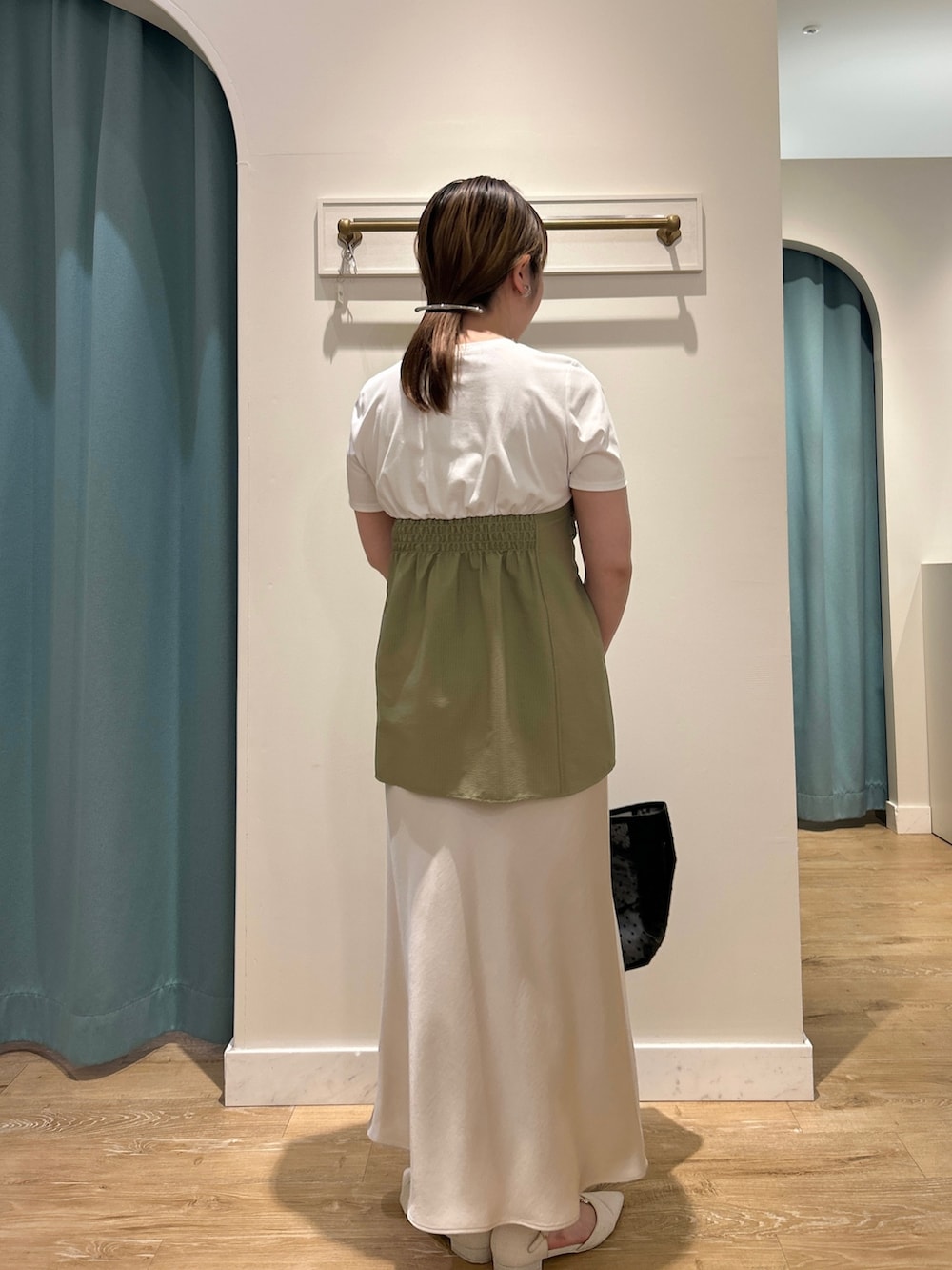 グリーン系のTシャツ/カットソー、ホワイト系のスカート、ブラック系のトートバッグを着用したレディースの夏コーディネートの4枚目の写真