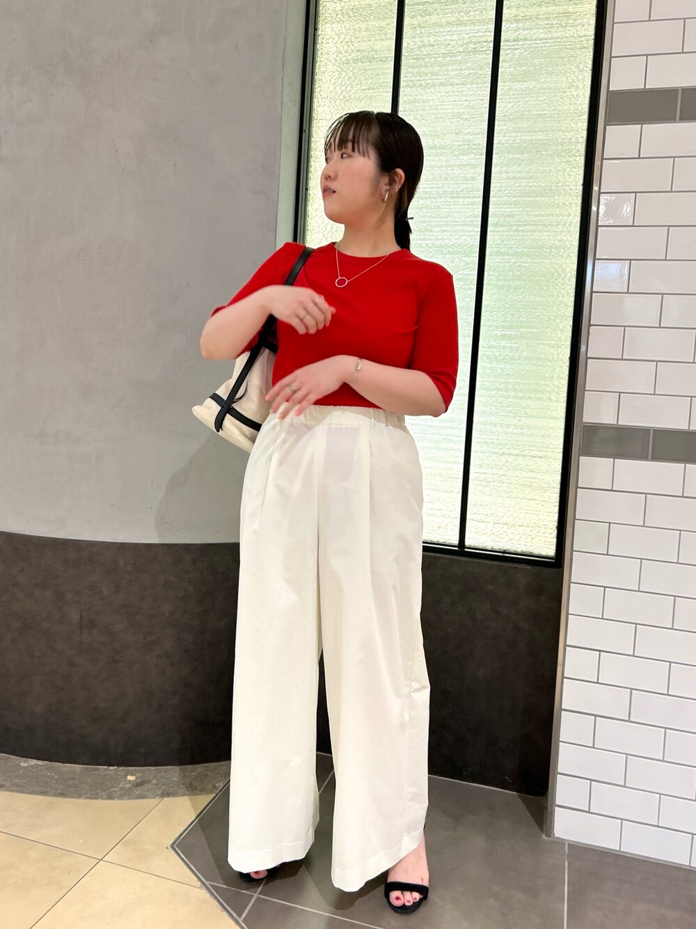 ブラック系のショルダーバッグ、ホワイト系のその他パンツ、レッド系のTシャツ/カットソーを着用したレディースの夏コーディネートの7枚目の写真