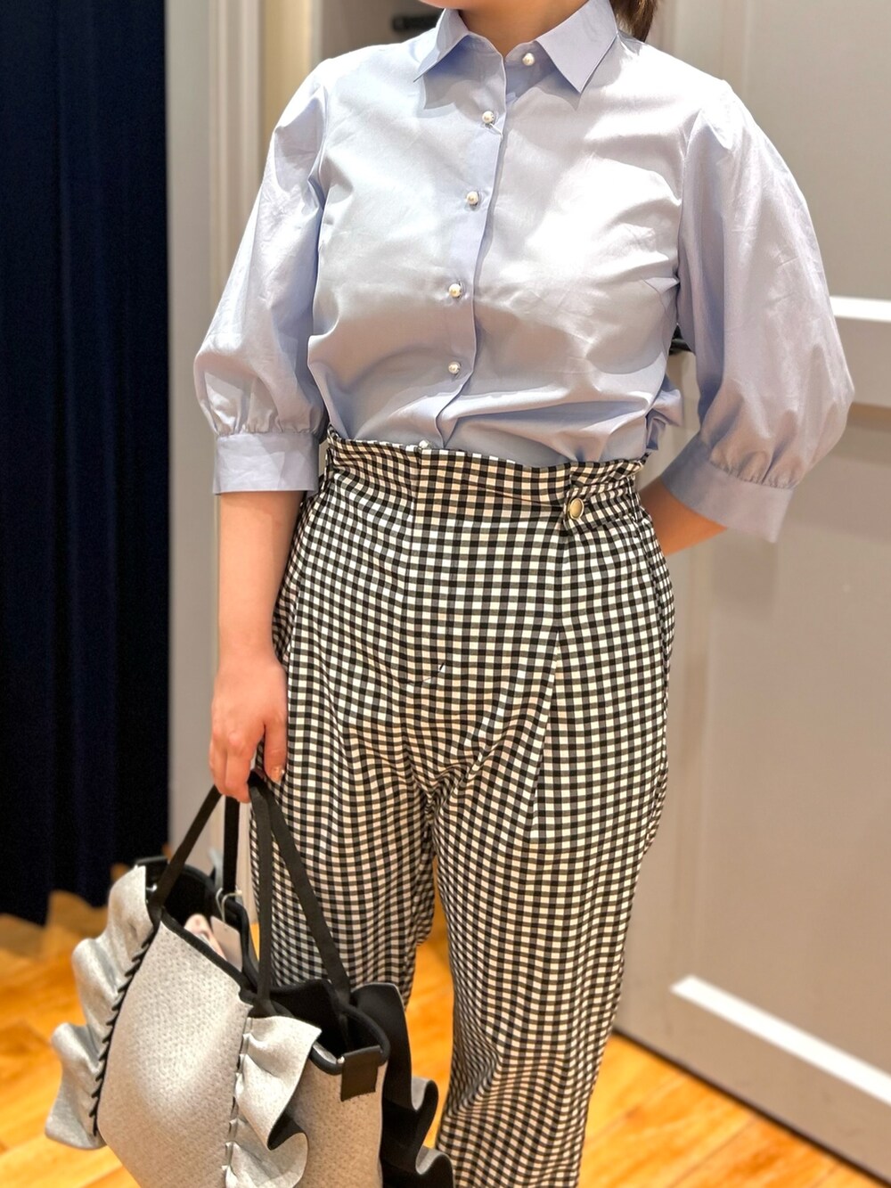 ブルー系のシャツ/ブラウス、ブラック系のその他パンツ、グレー系のトートバッグを着用したレディースの春コーディネートの10枚目の写真