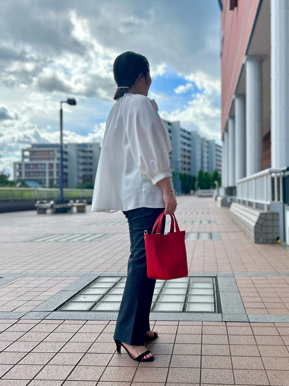 ホワイト系のシャツ/ブラウス、レッド系のトートバッグ、ブラック系のその他パンツを着用したレディースの夏コーディネートの5枚目の写真