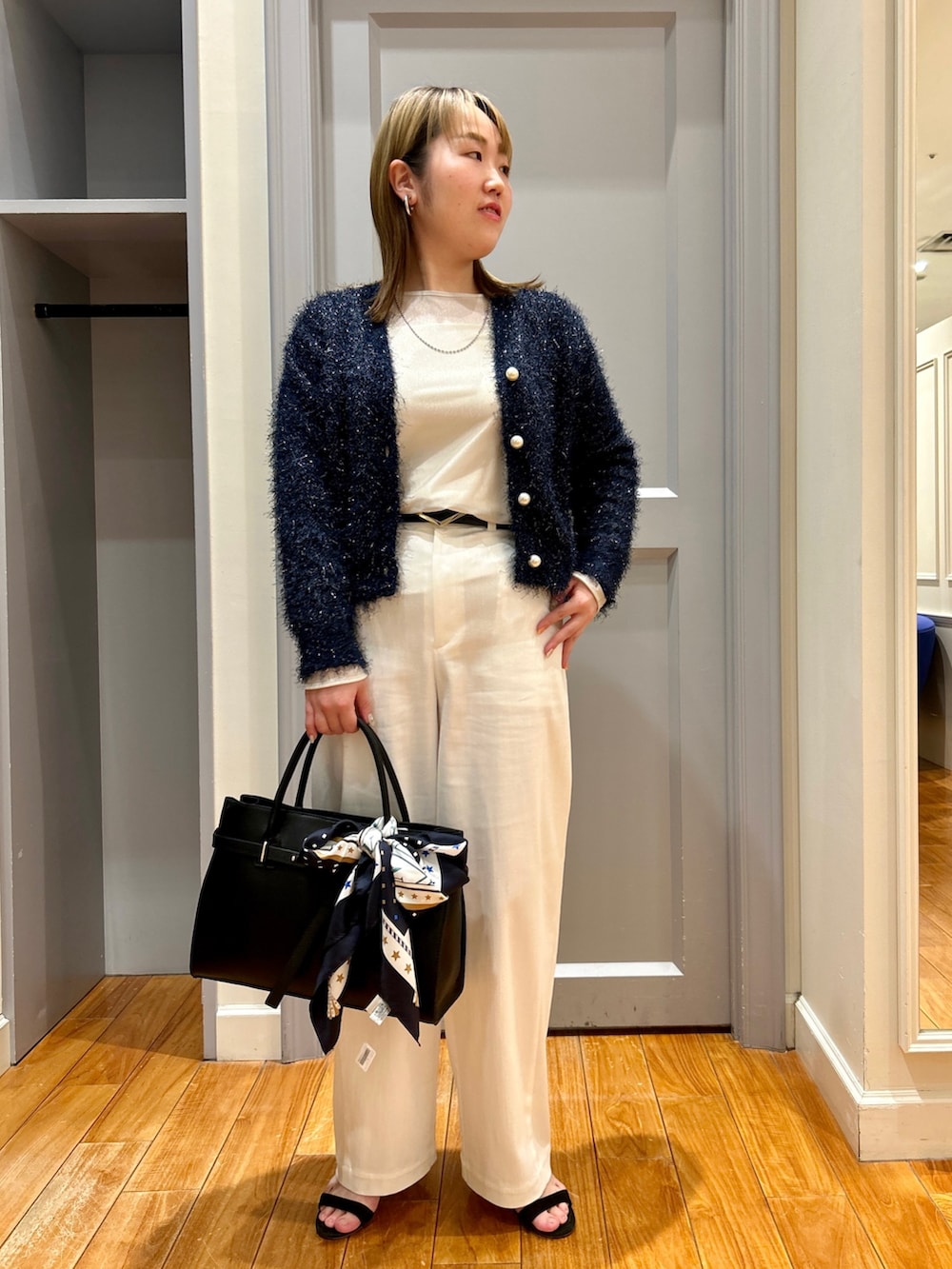 ブルー系のカーディガン/ボレロ、ホワイト系のチノパンツ、ベージュ系のTシャツ/カットソーを着用したレディースの春コーディネートの5枚目の写真