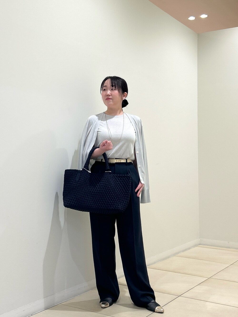 シルバー系のカーディガン/ボレロ、シルバー系のニット/セーター、ブルー系のその他パンツを着用したレディースの夏コーディネートの9枚目の写真