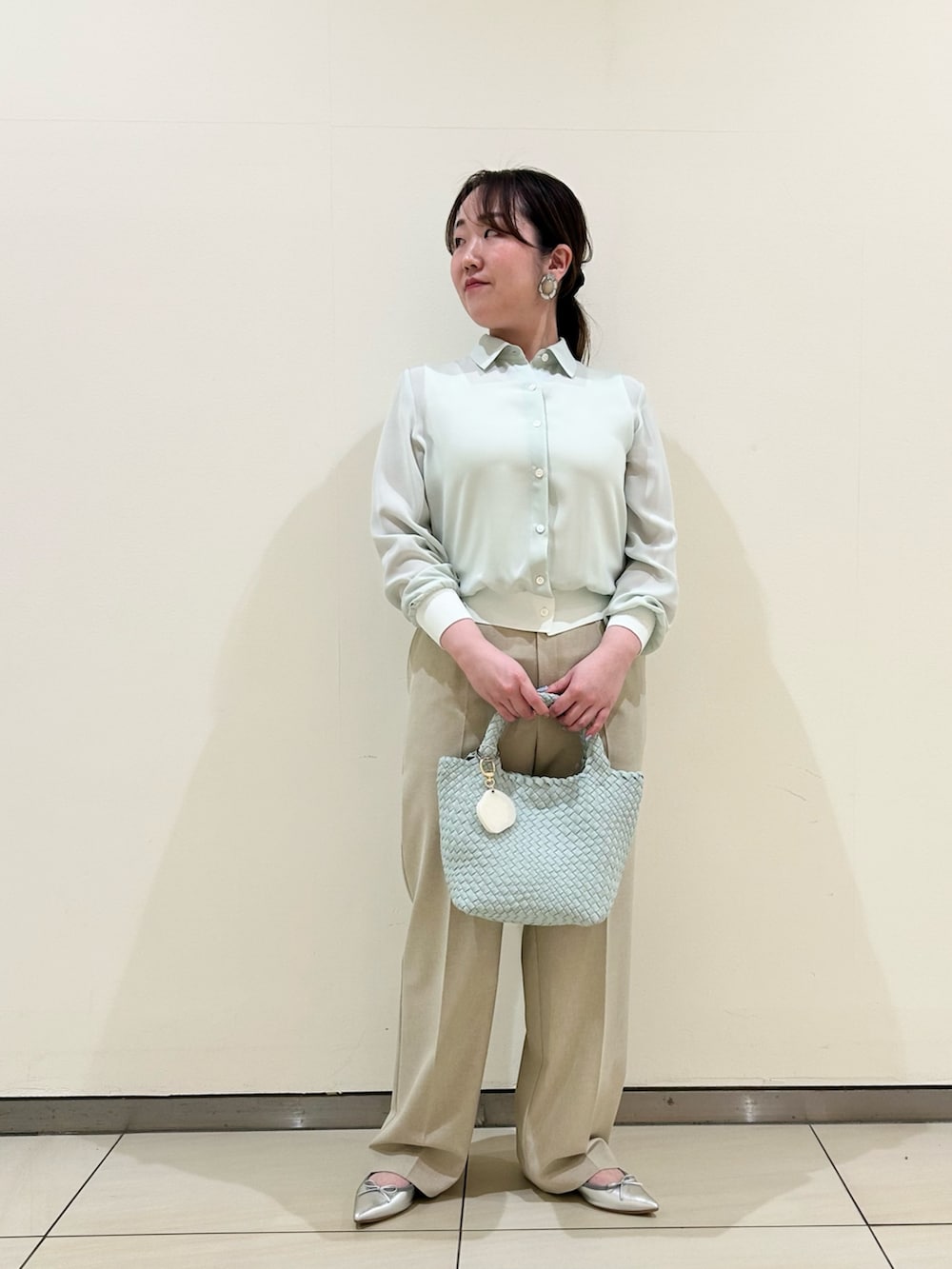 「ワイドパンツ、淡色コーデ、シンプルコーデ、きれいめカジュアル、休日スタイル、シアートップス、シャツスタイル、ラクチンコーデ、オトナ女子、オトナカジュアル、キレイめ、ママコーデ、お出かけコーデ、骨格ストレート、ぽっちゃり」｜「NOLLEY’Sのカフス裾リブシフォンシャツ（シャツ/ブラウス、グリーン系）」を使った、Hori.Aさん（骨格ストレート・レディース・158cm）の春コーディネートの10枚目の写真