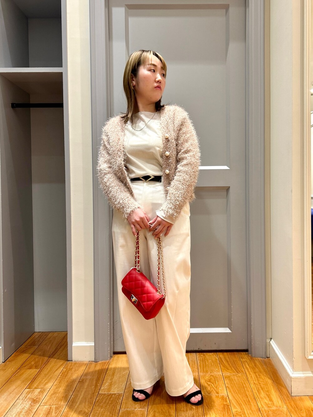 ピンク系のカーディガン/ボレロ、ホワイト系のチノパンツ、ベージュ系のTシャツ/カットソーを着用したレディースの春コーディネートの9枚目の写真