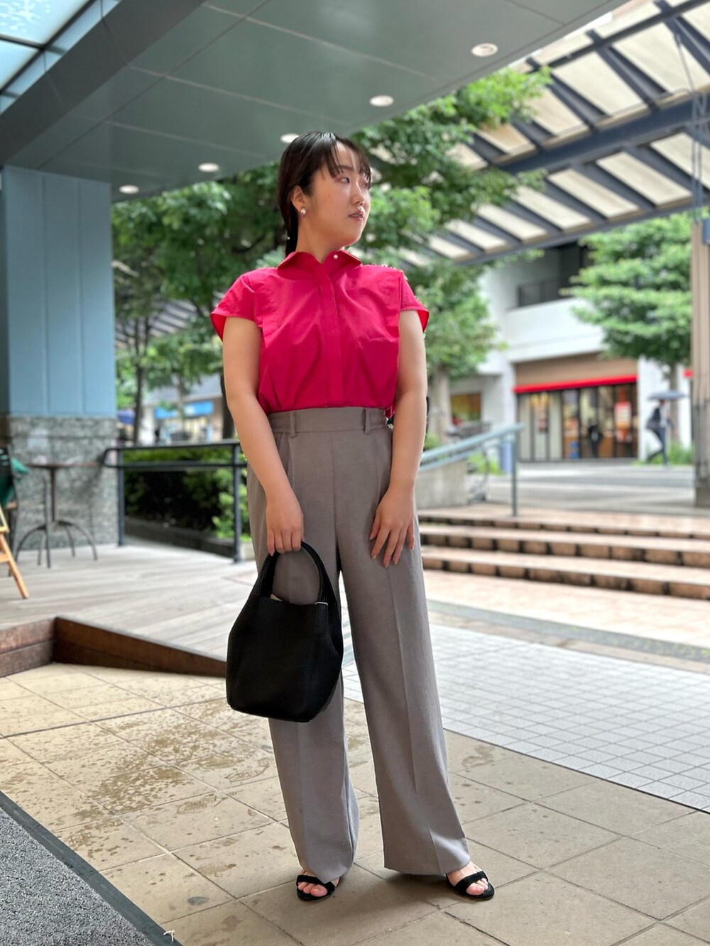ピンク系のシャツ/ブラウス、ブラック系のトートバッグ、グレー系のその他パンツを着用したレディースの夏コーディネートの5枚目の写真
