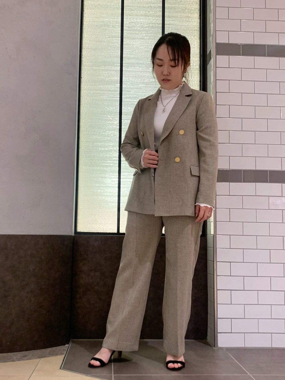 ベージュ系のベスト、ベージュ系のその他パンツ、ホワイト系のTシャツ/カットソーを着用したレディースの冬コーディネートの7枚目の写真