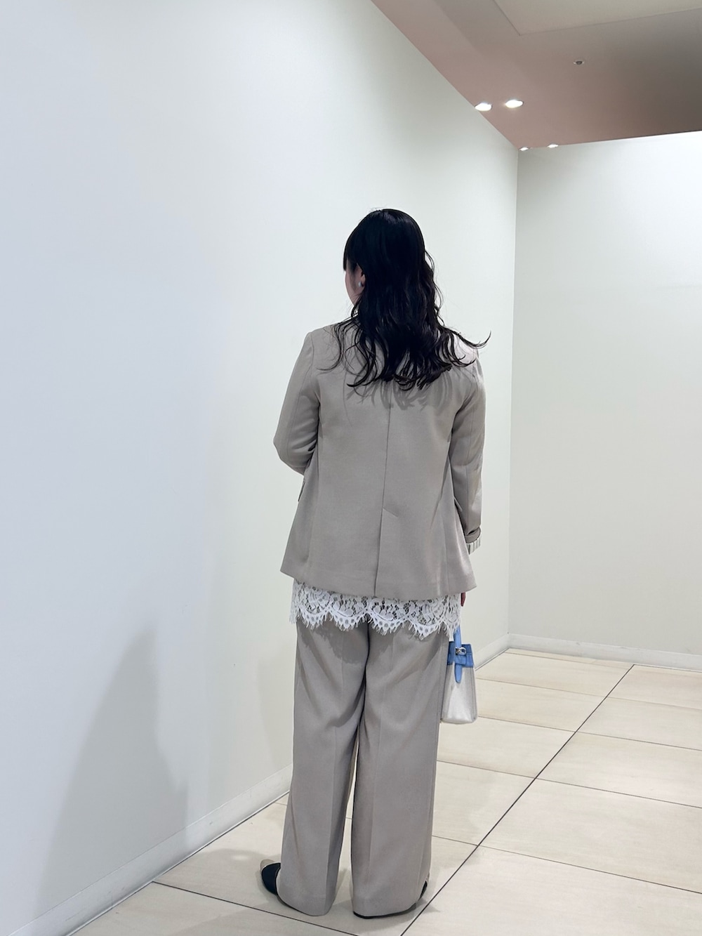 ベージュ系のテーラードジャケット、ベージュ系のその他パンツ、ホワイト系のニット/セーターを着用したレディースの春コーディネートの3枚目の写真