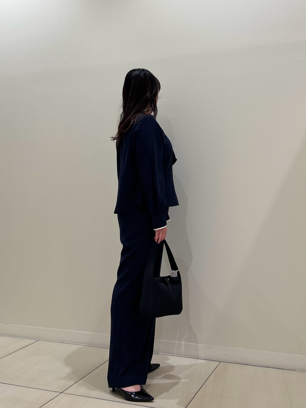 ブルー系のシャツ/ブラウス、ブルー系のその他パンツ、ブラック系のハンドバッグを着用したレディースの春コーディネートの4枚目の写真